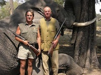 Juan Carlos przeprasza za polowanie na słonie.